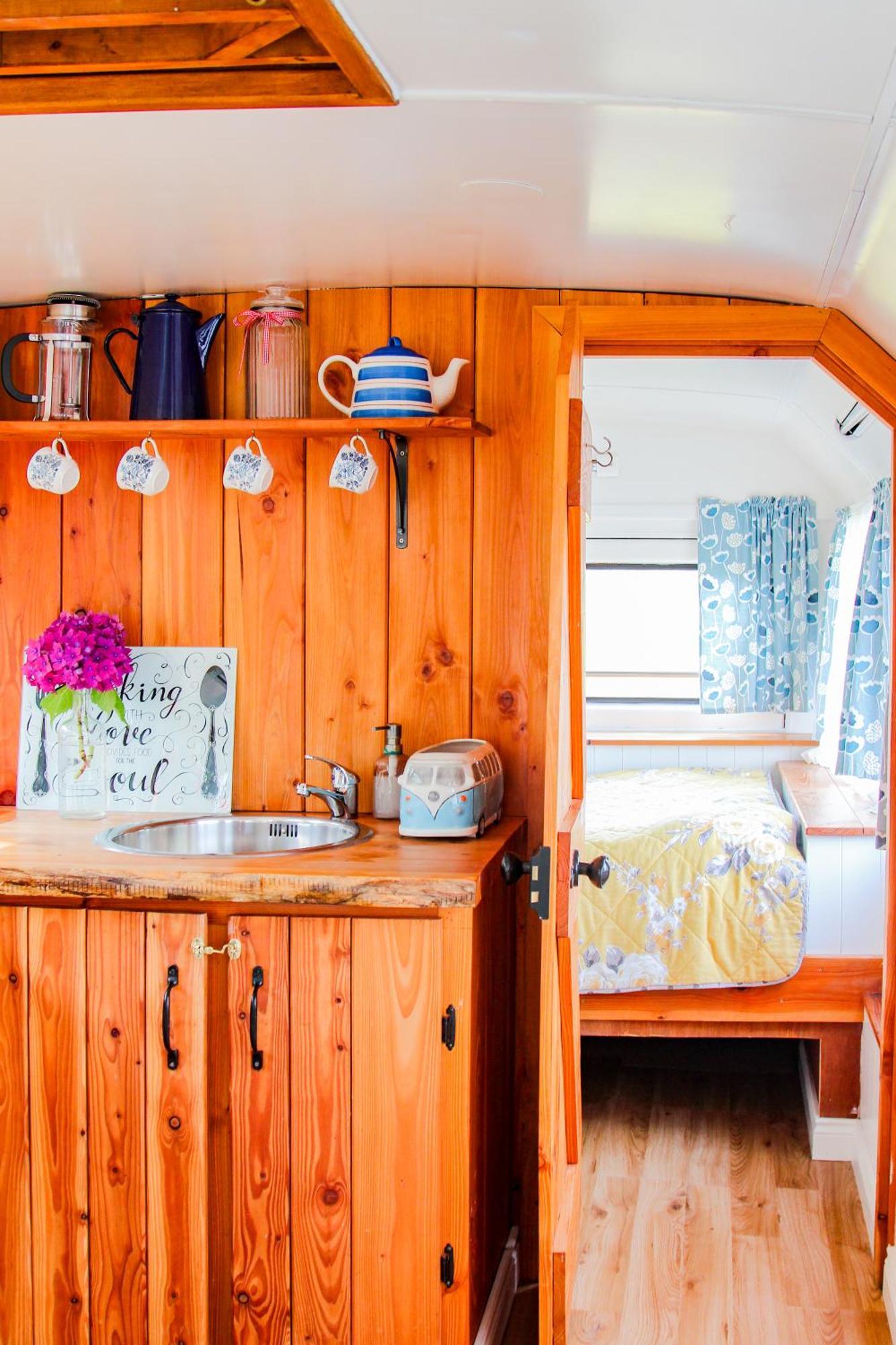 Hotel Double Decker Bus At Valentia Island Escape à Chapeltown Extérieur photo