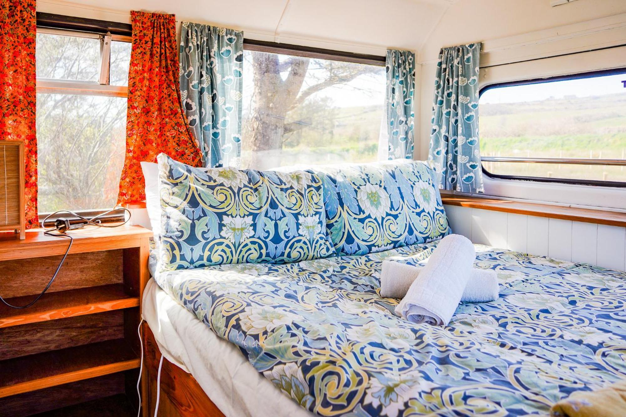 Hotel Double Decker Bus At Valentia Island Escape à Chapeltown Extérieur photo