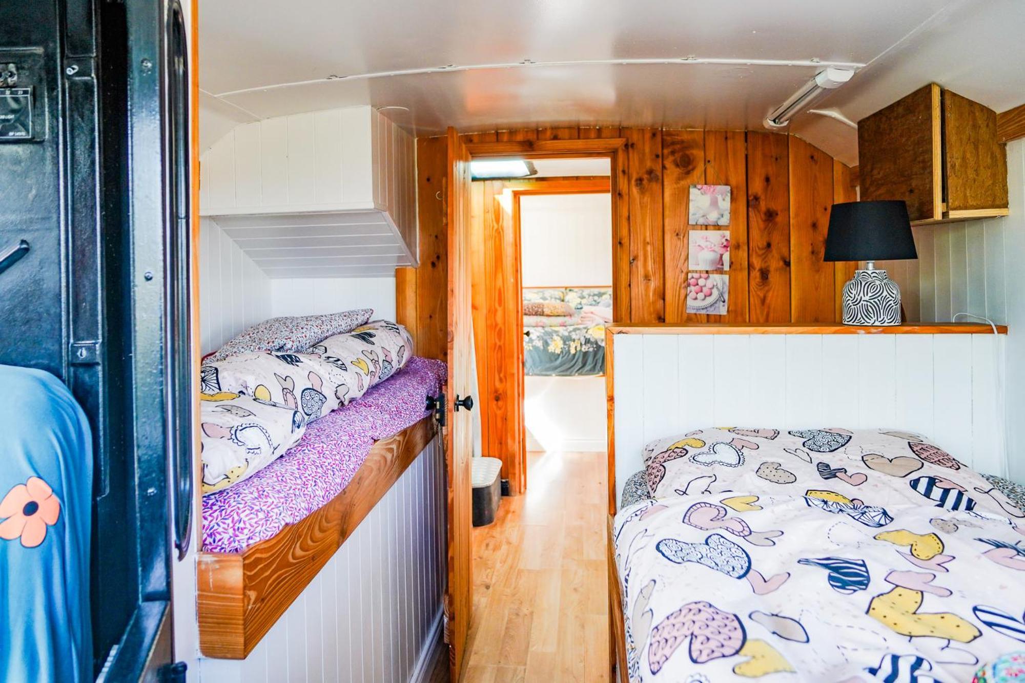 Hotel Double Decker Bus At Valentia Island Escape à Chapeltown Extérieur photo